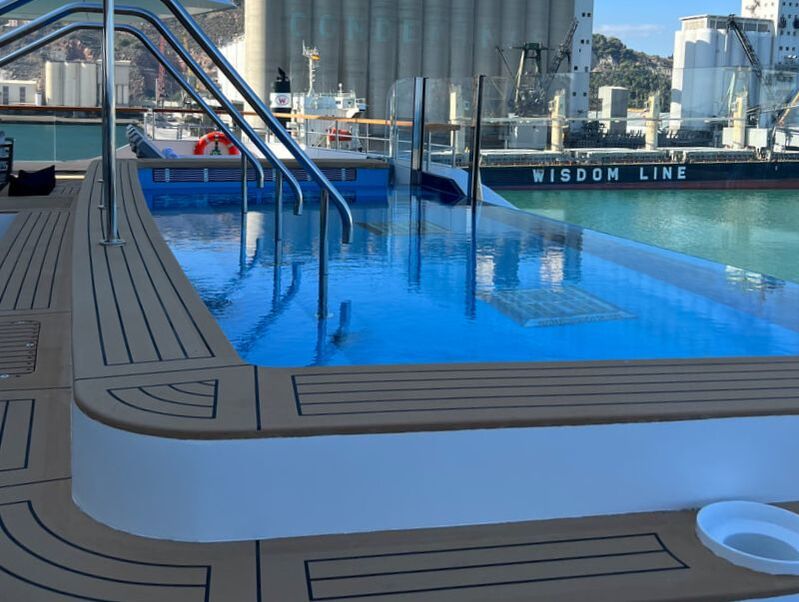 Evrima Ritz-Carlton Yacht Pool